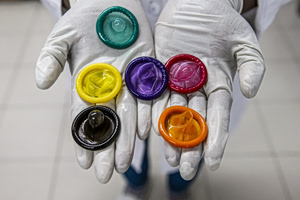 Ανάγκη για άμεσες συνομιλίες! Ο μεγαλύτερος κατασκευαστής προφυλακτικών εκτόξευσε τις τιμές κατά 30% – «Φταίει ο πόλεμος…»