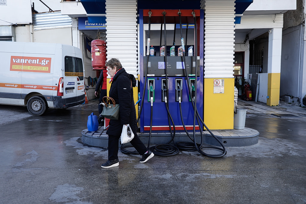 FT: Η ΕΕ εξετάζει την επιβολή δελτίου καυσίμων – «Θα είναι μια μακρά κρίση»