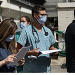 5.400 γιατροί έφυγαν από τη χώρα τα τελευταία πέντε χρόνια: Πού επιλέγουν να πάνε – Μπορεί να αναστραφεί το brain drain;