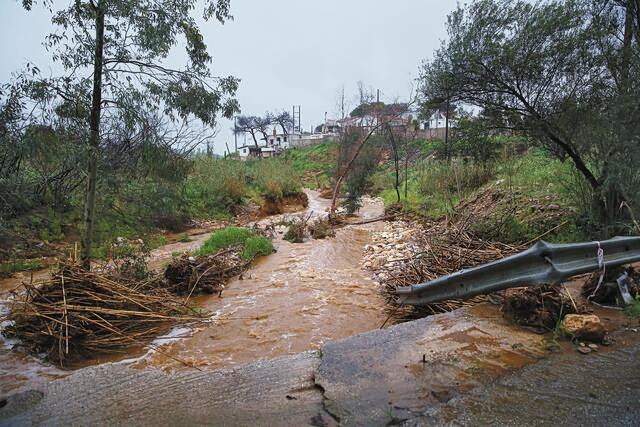 Επιμένει η κακοκαιρία Erminio: Βροχές, θυελλώδεις άνεμοι και αφρικανική σκόνη σε πέντε περιοχές