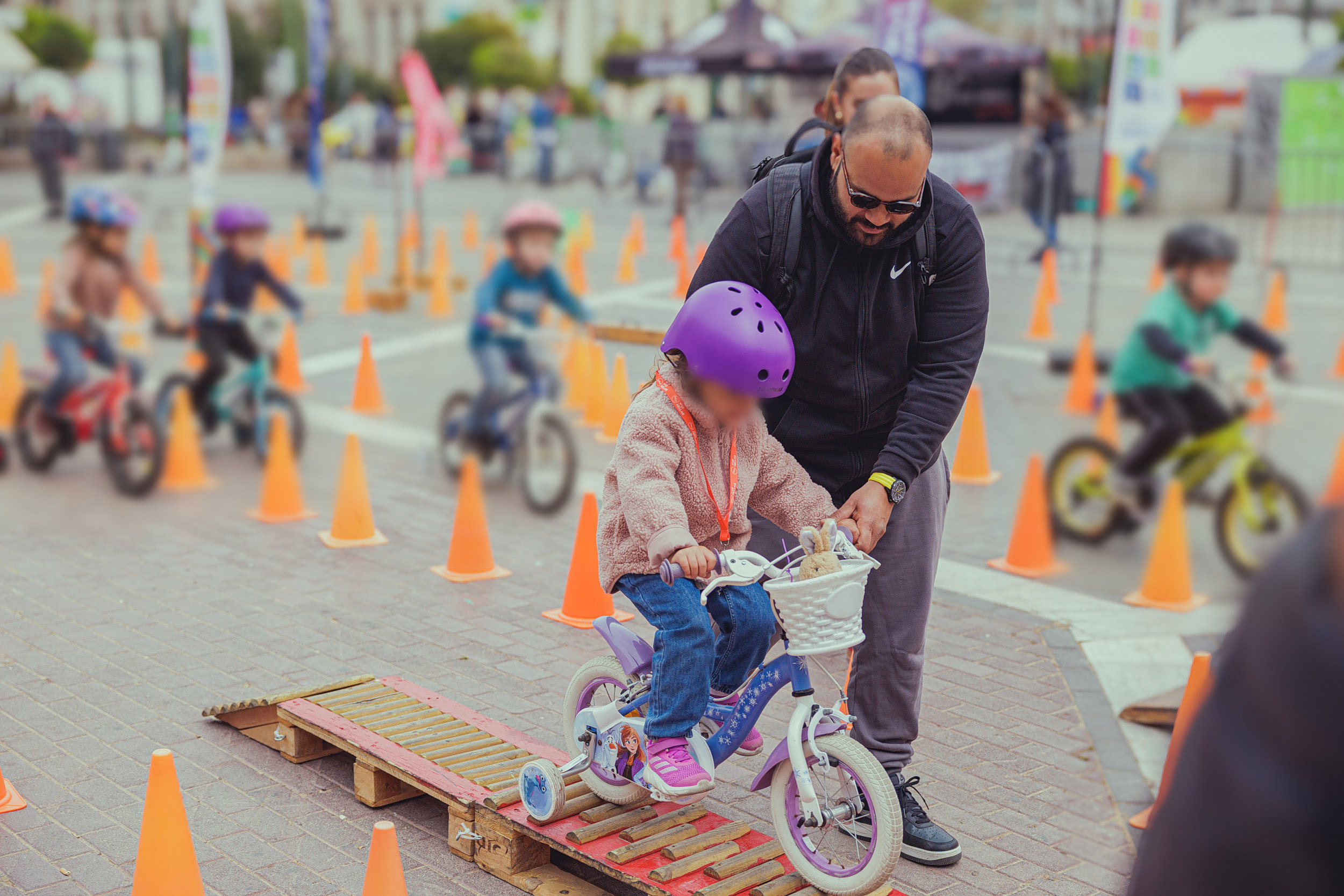 Παιδί με ποδήλατο