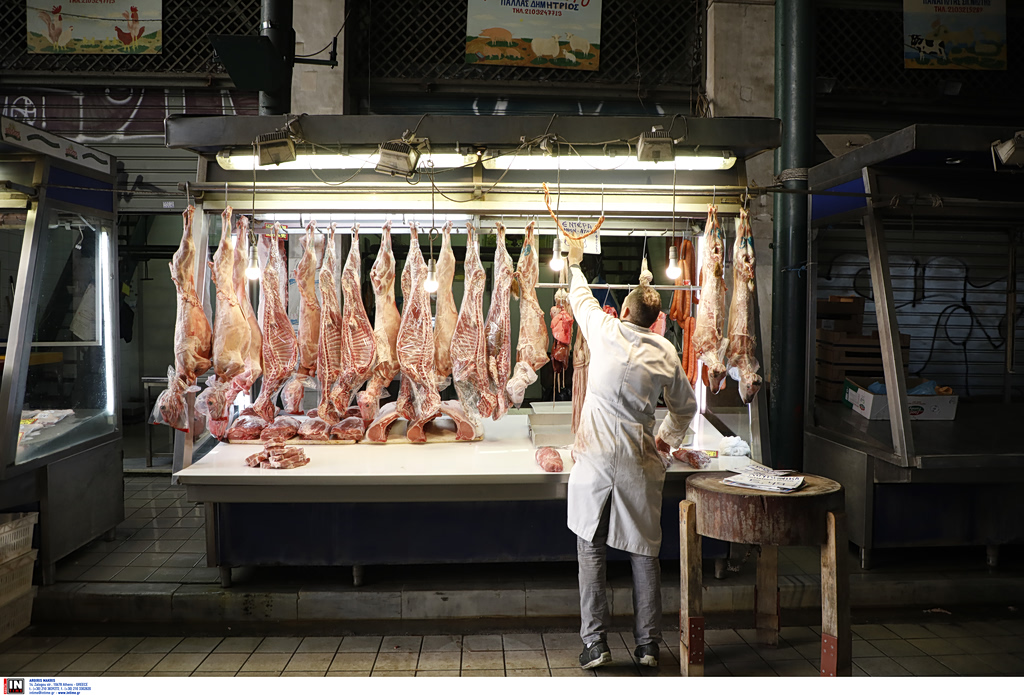 Πασχαλινό τραπέζι: Πού θα βρείτε το φθηνότερο αρνί και πού οι τιμές «τσιμπάνε»