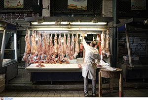 Πασχαλινό τραπέζι: Πού θα βρείτε το φθηνότερο αρνί και πού οι τιμές «τσιμπάνε»