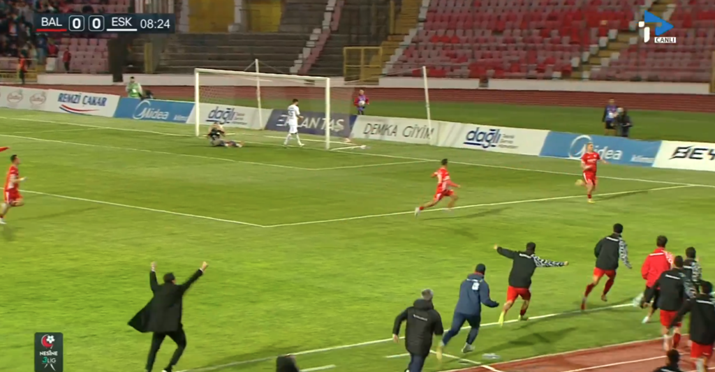 Απίθανη γκάφα από τερματοφύλακα και έξαλλοι πανηγυρισμοί σε αγώνα τέταρτης κατηγορίας της Τουρκίας