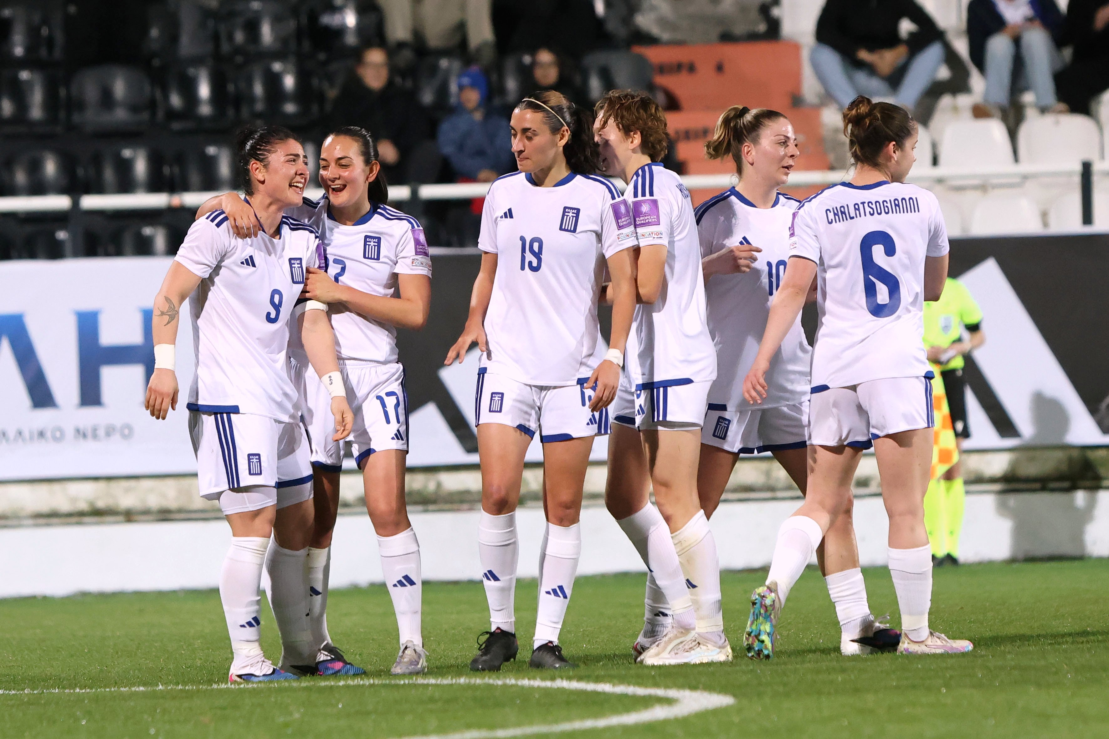&Phi;&alpha;&nu;&tau;&alpha;&sigma;&tau;&iota;&kappa;ή &eta; &Epsilon;&theta;&nu;&iota;&kappa;ή &Gamma;&upsilon;&nu;&alpha;&iota;&kappa;ώ&nu;, &nu;ί&kappa;&eta; 3-2 &mu;&epsilon; &tau;&alpha; &Nu;&eta;&sigma;&iota;ά &Phi;&epsilon;&rho;ό&epsilon; &kappa;&alpha;&iota; 3/3 &sigma;&tau;&omicron;&nu; ό&mu;&iota;&lambda;&omicron;