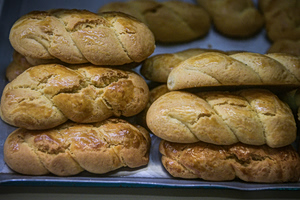 Η Αργυρώ Μπαρμπαρίγου μας δείχνει τη συνταγή για πεντανόστιμο τσουρέκι – Και δεν θέλει μίξερ! (βίντεο)
