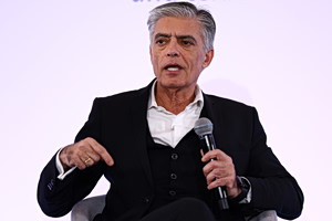 Η επική στιγμή που ο Νίκος Ευαγγελάτος «κάρφωσε» την ελληνική σημαία στη Σελήνη