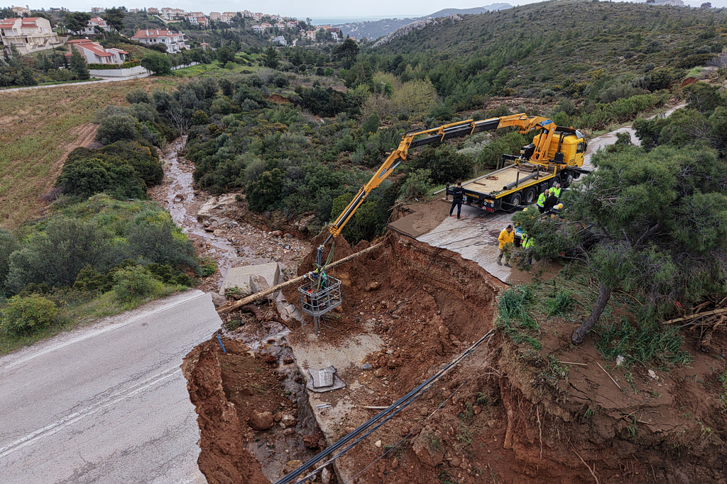 Σαρωτικό το πέρασμα της κακοκαιρίας Erminio σε όλη τη χώρα: Ένας νεκρός, τεράστιες καταστροφές και απόκοσμο σκηνικό σε πολλές περιοχές (pics & vid)