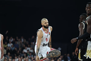 Απίθανο πανό από φίλαθλο του Ολυμπιακού για Φουρνιέ: «Σου έφερα χαλβά της πεθεράς μου!» (pic)