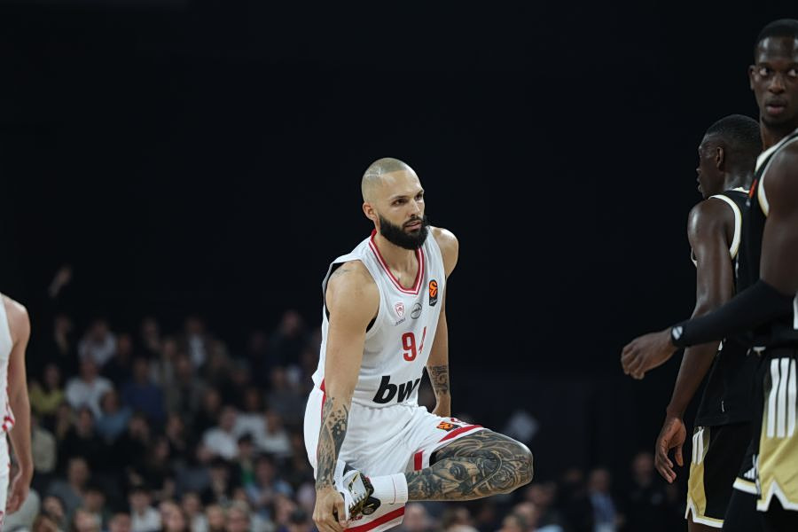 Απίθανο πανό από φίλαθλο του Ολυμπιακού για Φουρνιέ: «Σου έφερα χαλβά της πεθεράς μου!» (pic)