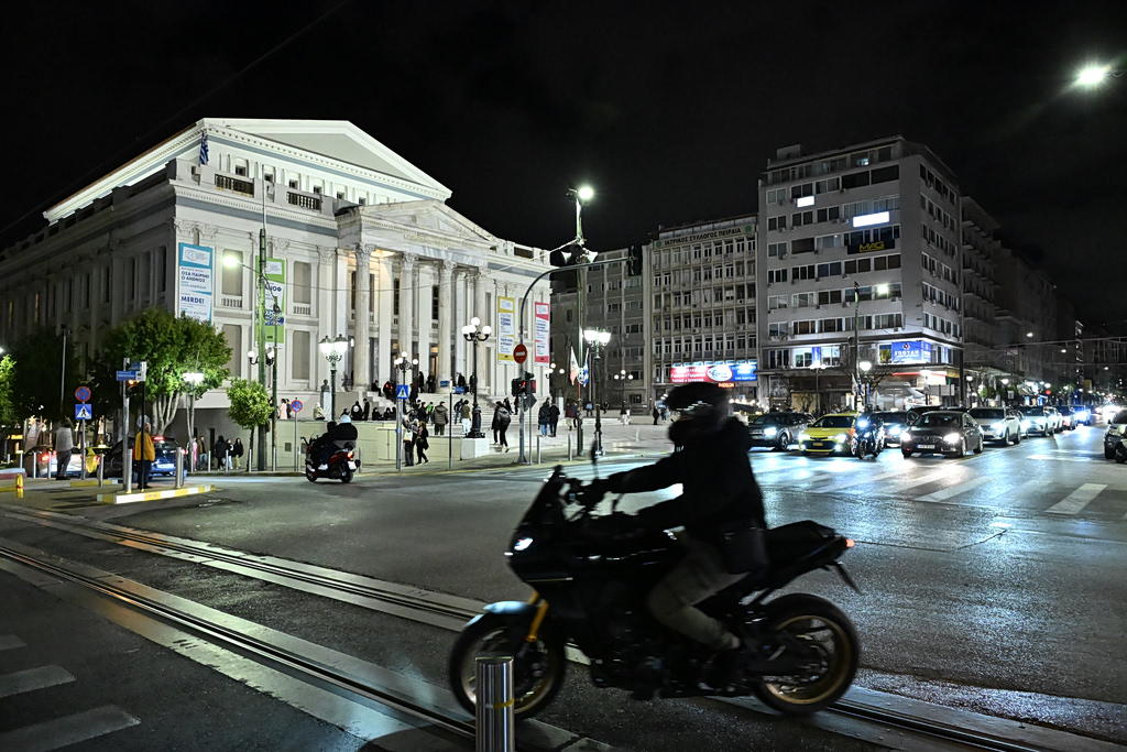 Πειραιάς: «Πετάχτηκε ξαφνικά, δεν υπήρχε χρόνος αντίδρασης», λέει ο οδηγός του λεωφορείου – Μάχη για τη ζωή του δίνει ο 17χρονος