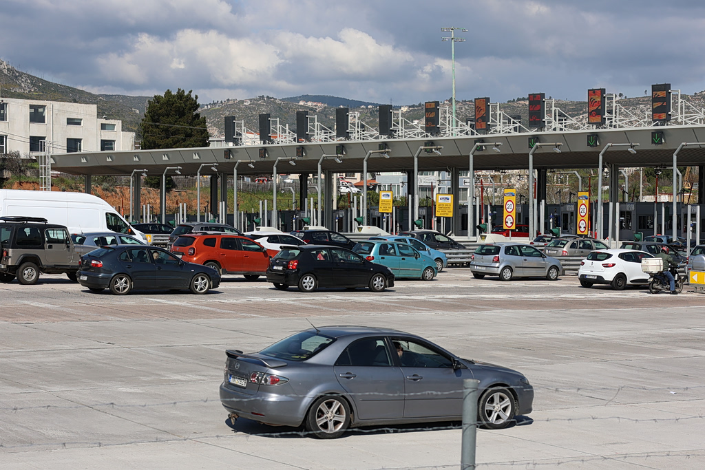 Με σύμμαχο τον καιρό επιστρέφουν οι εκδρομείς του Πάσχα- Γεμάτα πλοία, αυξάνεται η κίνηση σε εθνικές οδούς