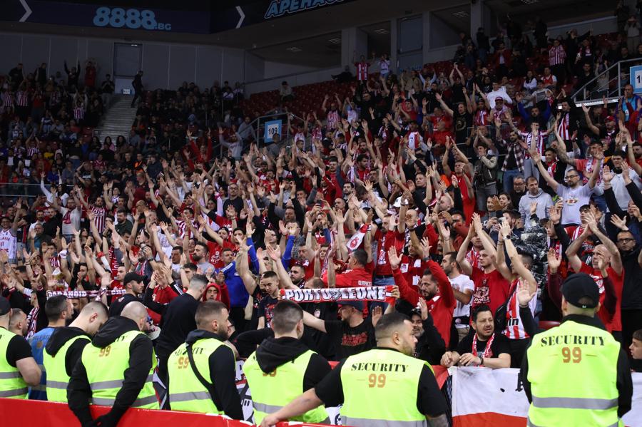 Εντυπωσιακή ατμόσφαιρα από τους φιλάθλους του Ολυμπιακού στην «Arena 8888» στον αγώνα με τη Χάποελ