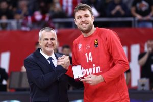 Ο Σάσα Βεζένκοβ βραβεύτηκε από τον Υπουργό Αθλητισμού της Βουλγαρίας πριν τον αγώνα με τη Χάποελ