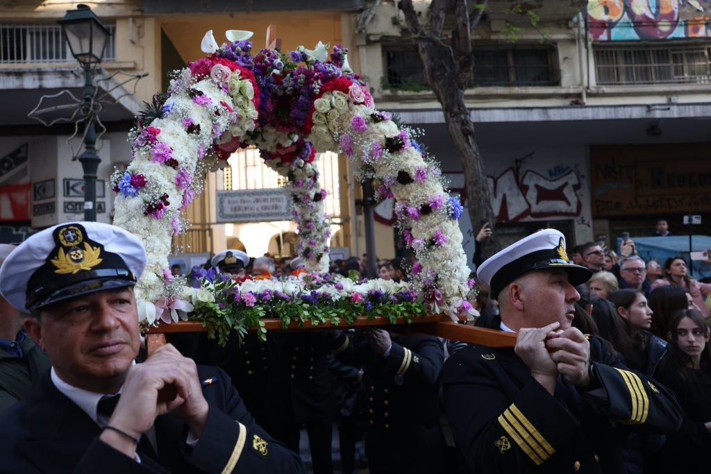 Θεσσαλονίκη: Σε κλίμα κατάνυξης η πρώτη περιφορά Επιταφίου από τον Άγιο Μηνά (pics)
