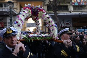 Θεσσαλονίκη: Σε κλίμα κατάνυξης η πρώτη περιφορά Επιταφίου από τον Άγιο Μηνά (pics)