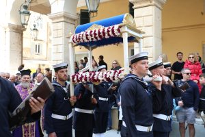 Η περιφορά του Επιταφίου ανά την Ελλάδα – Από την Κέρκυρα έως το Καστράκι Νάξου (pics & vid)