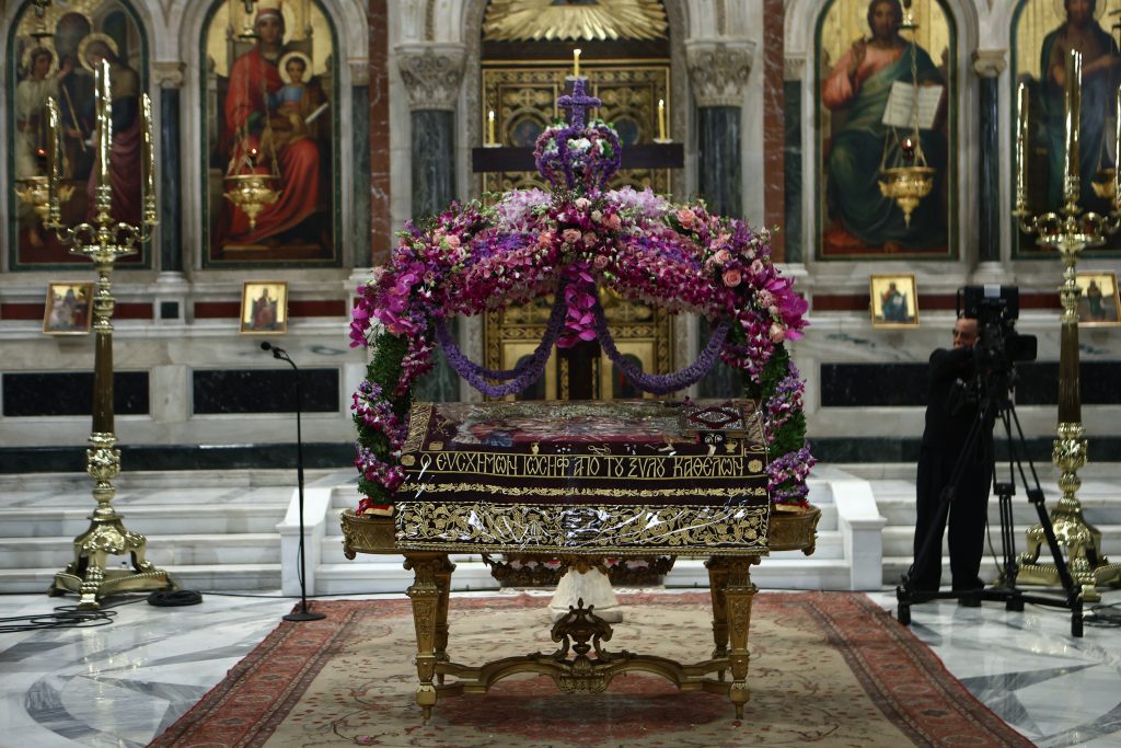 Σε κλίμα θλίψης και κατάνυξης η περιφορά του Επιταφίου – Η κορύφωση του Θείου Δράματος