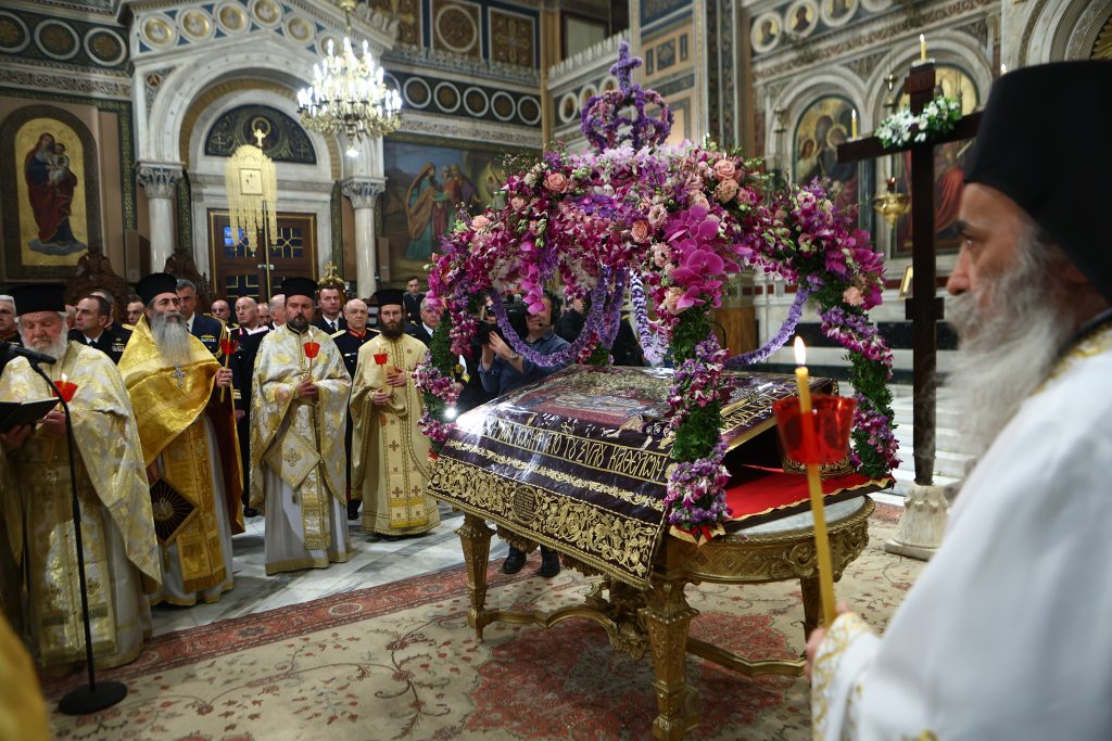 Live η Ακολουθία του Επιταφίου και η Περιφορά στο κέντρο της Αθήνας