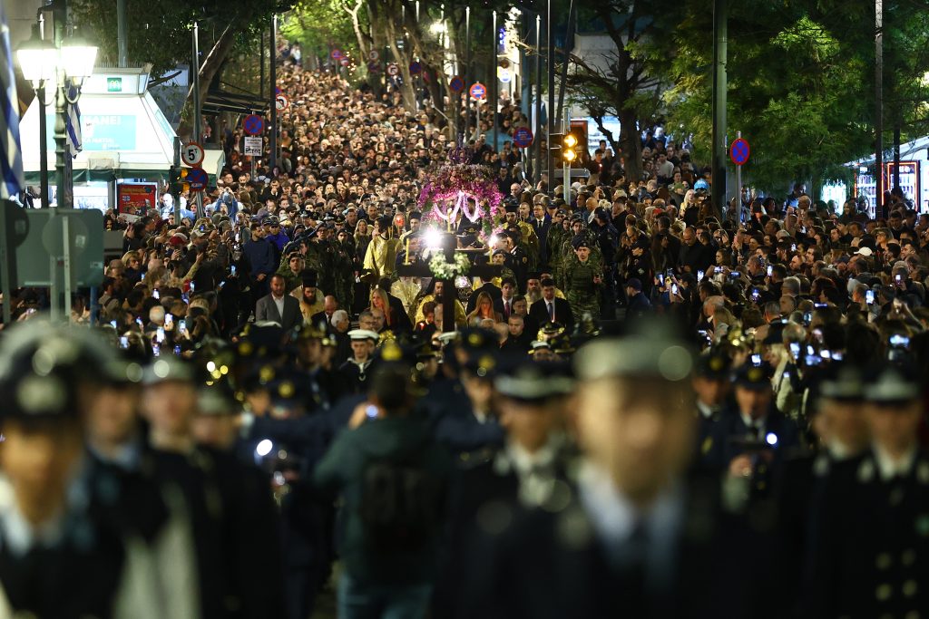 Σε κλίμα θλίψης και κατάνυξης η περιφορά του Επιταφίου – Η κορύφωση του Θείου Δράματος