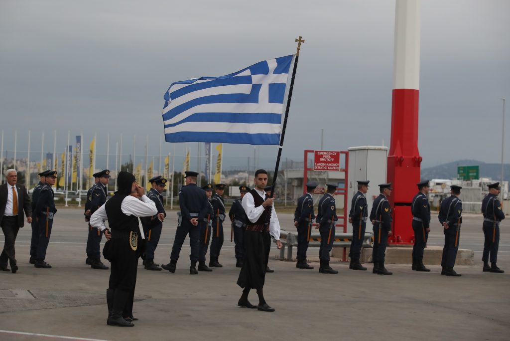 Έφτασε στην Αθήνα το Άγιο Φως – Υποδοχή με τιμές αρχηγού κράτους – Δείτε LIVE