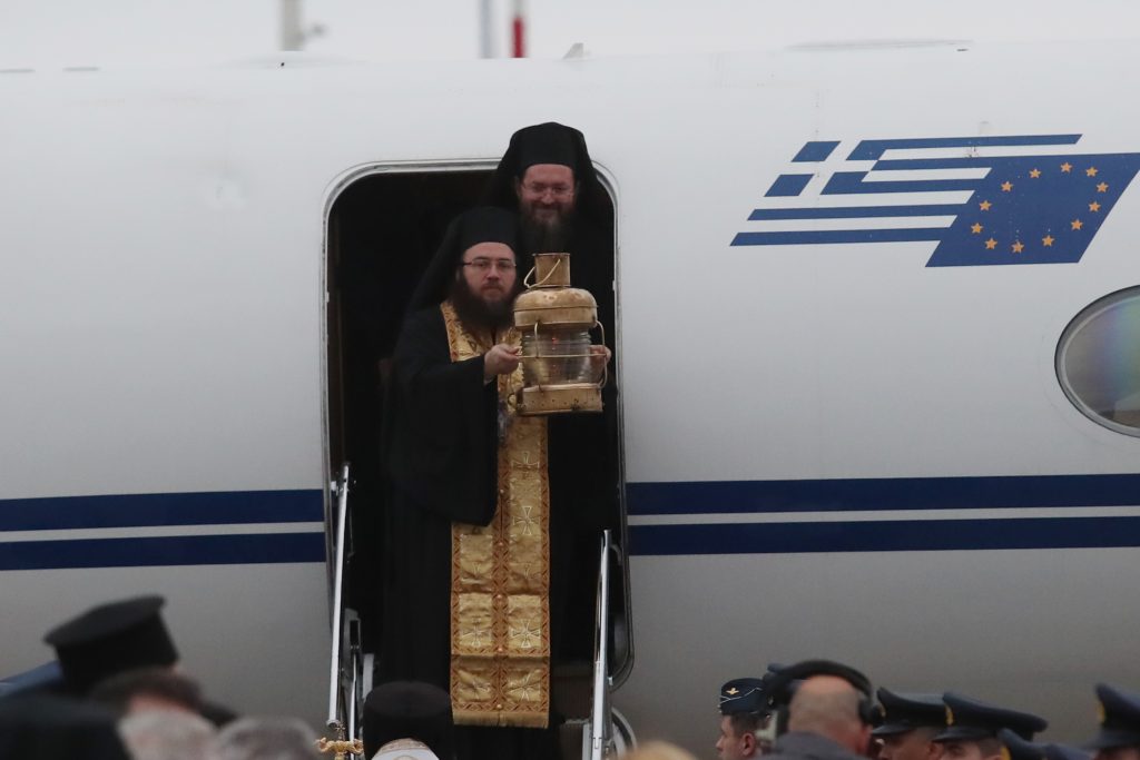 Έφτασε στην Αθήνα το Άγιο Φως – Με λαμπρότητα η υποδοχή στο «Ελ. Βενιζέλος»