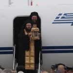 Έφτασε στην Αθήνα το Άγιο Φως – Υποδοχή με τιμές αρχηγού κράτους – Δείτε LIVE