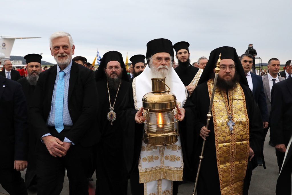 Έφτασε στην Αθήνα το Άγιο Φως – Με λαμπρότητα η υποδοχή στο «Ελ. Βενιζέλος» (vid – pics)