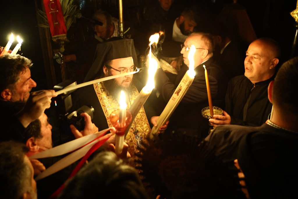 Το Άγιο Φως στο Μετόχι του Παναγίου Τάφου και σε 18 προορισμούς  (pics & vid)