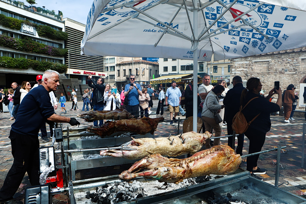 Oι Έλληνες ψήφισαν δαγκωτό… ταβέρνα – Στο Μοναστηράκι βγήκαν σούβλες για 150 αρνιά