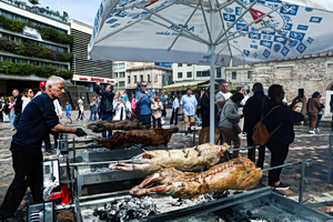 Oι Έλληνες ψήφισαν δαγκωτό… ταβέρνα – Στο Μοναστηράκι βγήκαν σούβλες για 150 αρνιά