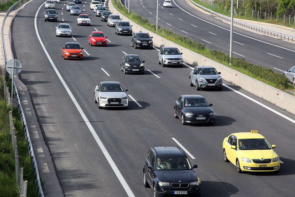 Το μεγάλο «comeback» των εκδρομέων: Ουρές 10 χιλιομέτρων στην Εγνατία και φουλ οι μηχανές στα λιμάνια