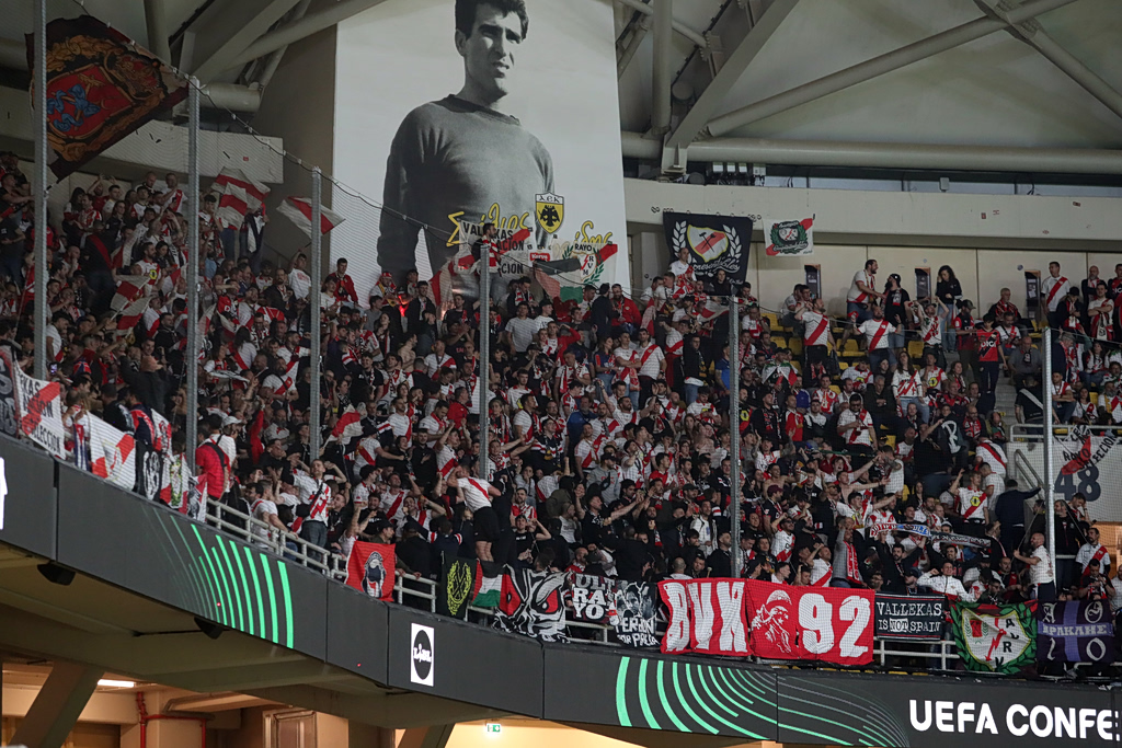 Οι οπαδοί της Ράγιο Βαγιεκάνο τίμησαν τη μνήμη του Αλέξη Γρηγορόπουλου στα Εξάρχεια (pic)