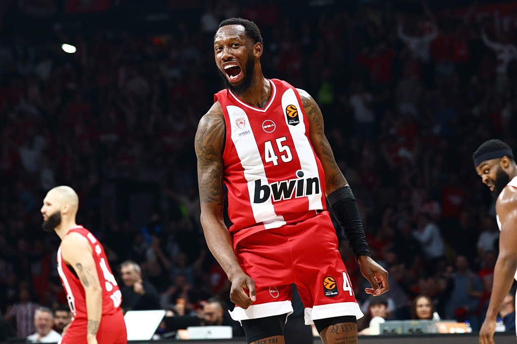 Η κίνηση του Χολ, δείχνει τη φιλοσοφία του Ολυμπιακού