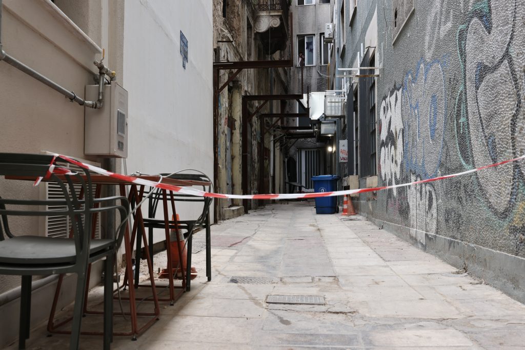 Μυστήριο η πτώση της γυναίκας από τζαμαρία – Ποιον «καίνε» οι μαρτυρίες και τι δείχνουν οι κάμερες (video)