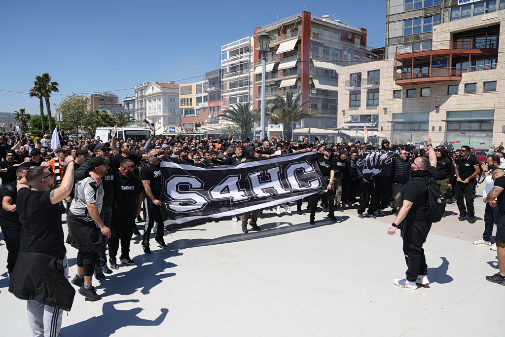 ΠΑΟΚ – ΟΦΗ: Φίλος των Κρητικών ξεχώρισε με μαντινάδα σε μπλούζα πριν τον τελικό