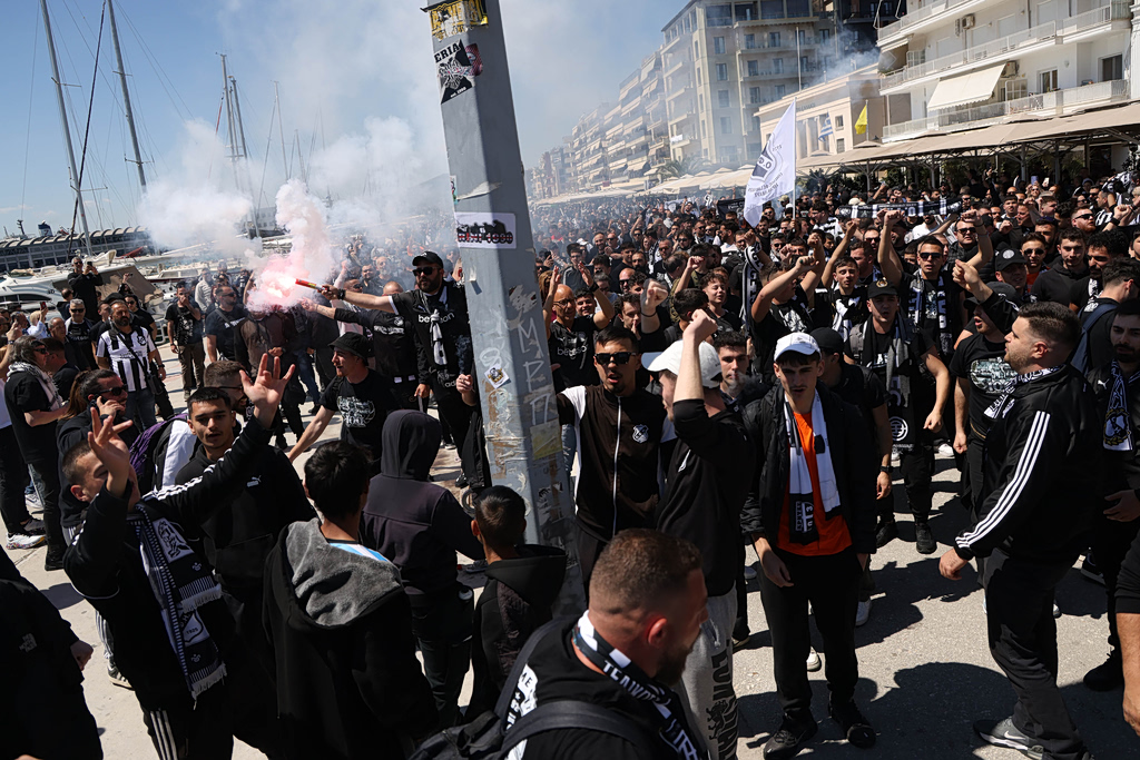 Αντίστροφη μέτρηση για τον τελικό: Μαζί καταφθάνουν στο Πανθεσσαλικό Στάδιο οι φίλαθλοι των δύο ομάδων (vids)