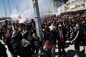 Αντίστροφη μέτρηση για τον τελικό: Μαζί καταφθάνουν στο Πανθεσσαλικό οι φίλαθλοι των δύο ομάδων (vids)