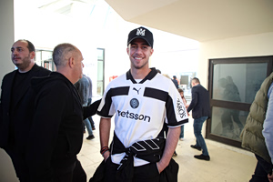 Ο Μπάμπης Κωστούλας στο πλευρό του αδελφού του με φανέλα ΟΦΗ