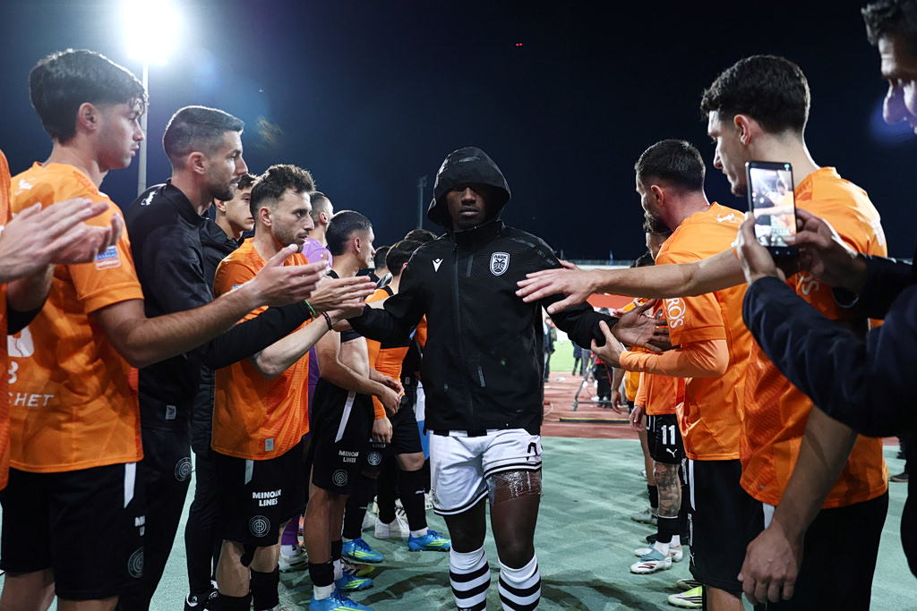 Το ιπποτικό πασίγιο των παικτών του ΟΦΗ στους αντιπάλους τους και η απονομή μεταλλίων στον ΠΑΟΚ (vid)