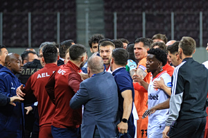 ΑΕΛ Novibet – Πανσερραϊκός: Ένταση μεταξύ των παικτών μετά τη λήξη του πρώτου ημιχρόνου (vid)