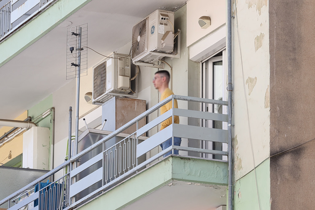 Συναγερμός στη Θεσσαλονίκη: Νεαρός εκτοξεύει στο δρόμο ό,τι βρίσκει σπίτι του και ζητεί να μιλήσει με ψυχολόγο