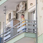 Συναγερμός στη Θεσσαλονίκη: Νεαρός εκτοξεύει στο δρόμο ό,τι βρίσκει σπίτι του και ζητεί να μιλήσει με ψυχολόγο