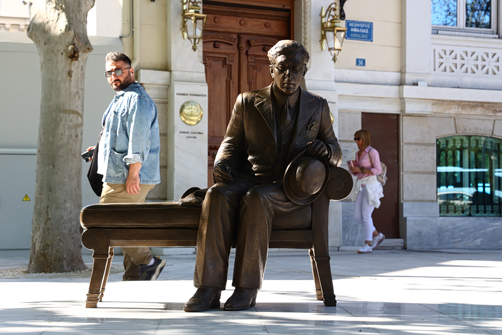 Ο Καβάφης «επέστρεψε» στην Αθήνα: Ένα ραντεβού με τον ποιητή εκεί που πρωτοπερπάτησε το 1901