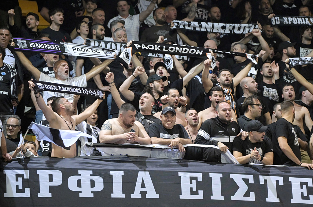 Συγκίνηση από τους φίλους του ΠΑΟΚ στο Μπιλμπάο – Τιμή σε αυτούς που έφυγαν (vid, pic)