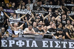 Συγκίνηση από τους φίλους του ΠΑΟΚ στο Μπιλμπάο – Τιμή στη μνήμη των «Αετόπουλων»