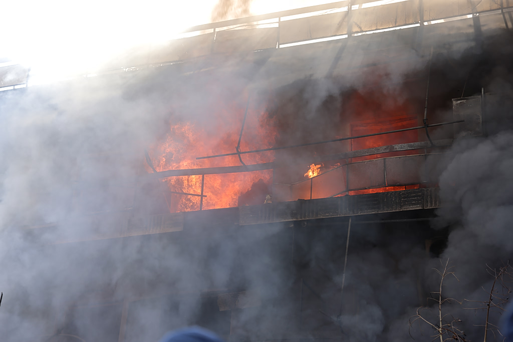 Φωτιά στο Ίλιον: Κάηκαν όλα τα διαμερίσματα της πολυκατοικίας – «Ακούστηκαν εκρήξεις, άρπαξαν οι τέντες»