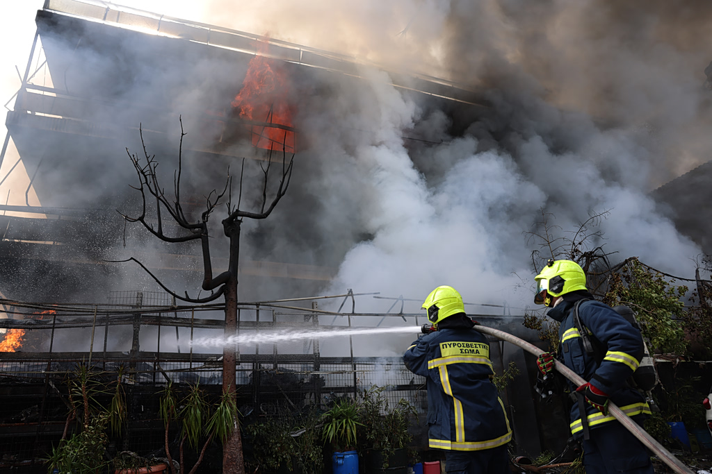 Φωτιά στο Ίλιον: Καίγεται κατάστημα – Εκρήξεις και πυκνός καπνός (video)