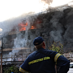 Μαίνεται η φωτιά σε πολυκατοικία στο Ίλιον: Επεκτάθηκε σε διαμερίσματα – Πού υπάρχουν εκτροπές κυκλοφορίας