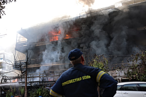 Μαίνεται η φωτιά σε πολυκατοικία στο Ίλιον – Επεκτάθηκε σε διαμερίσματα